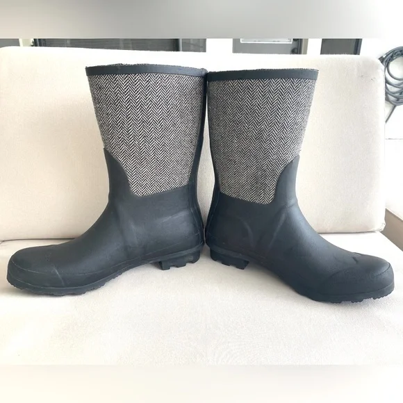Chooka | Matte Black & Herringbone Mid-Rise Rain Boot - Picture 10 of 11